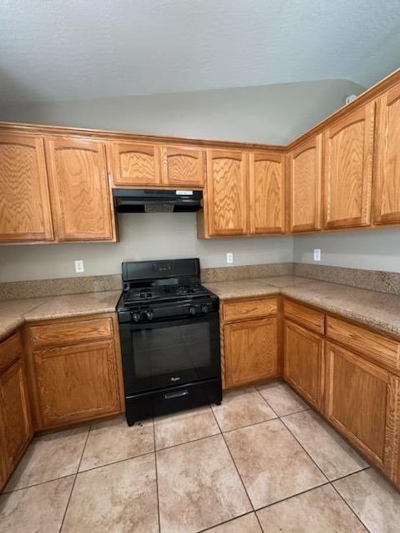 Hesperia House: 17789 Chestnut St