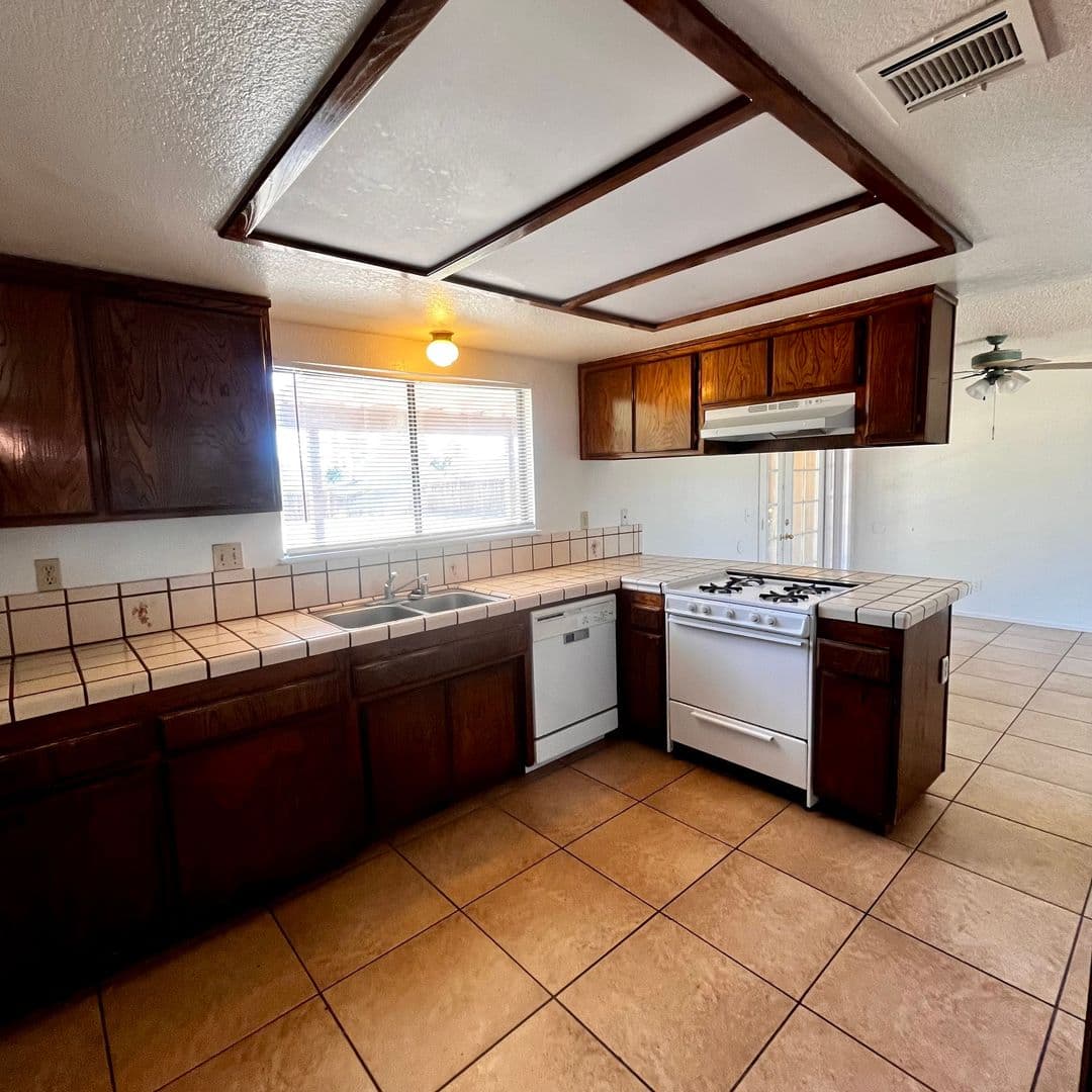 Apple Valley House: 13221 Winona Rd