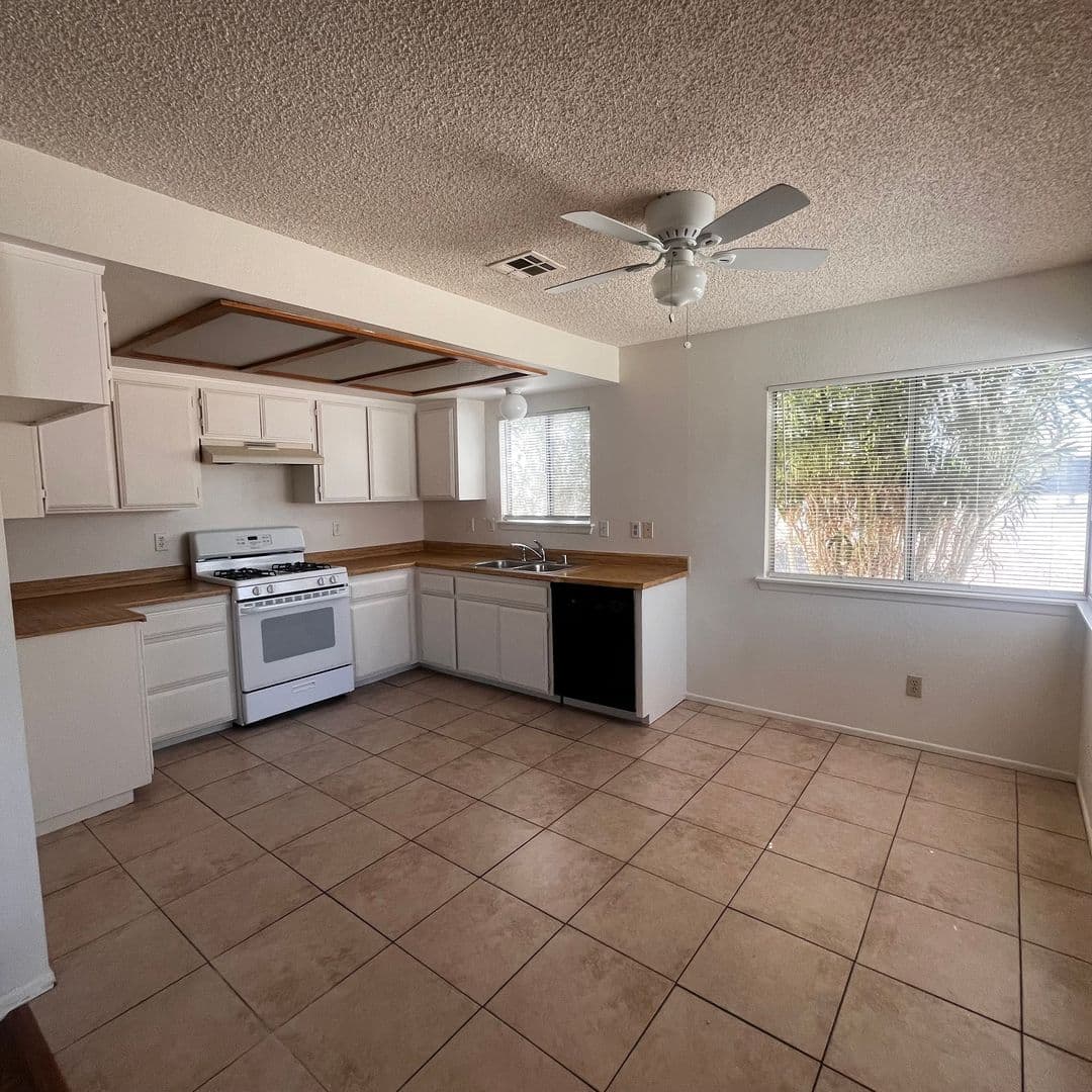 Hesperia Apartment: 13890 Juniper St
