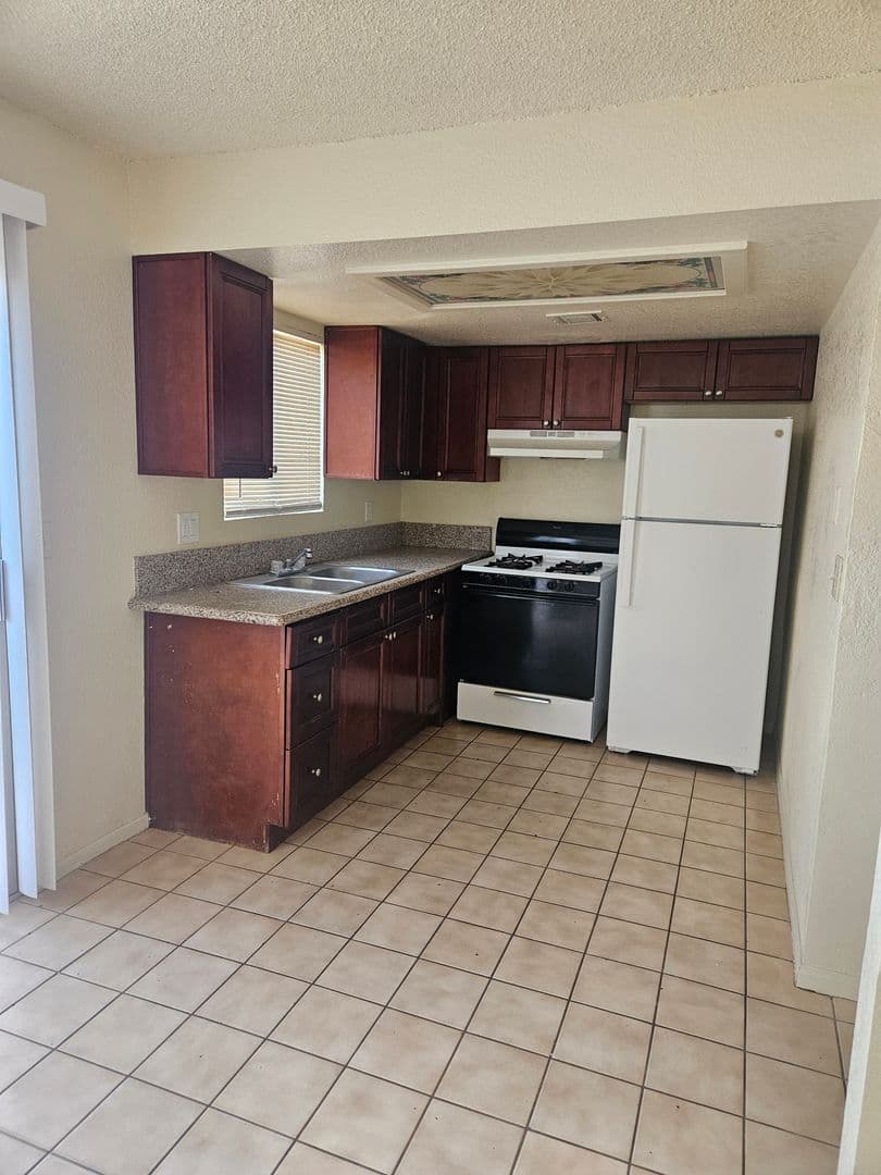 Hesperia Apartment: 16280 Sequoia Ave