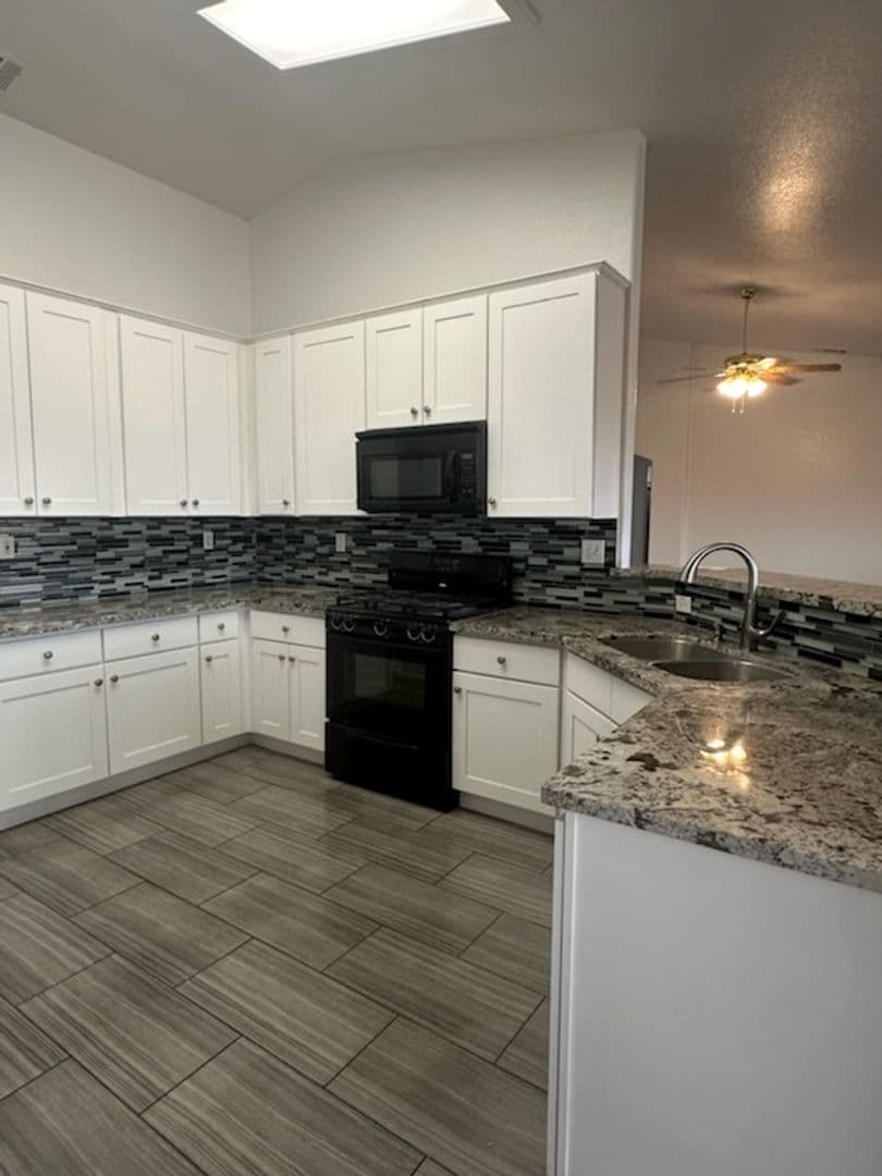 Apple Valley House: 12033 1/2 Locust Ln