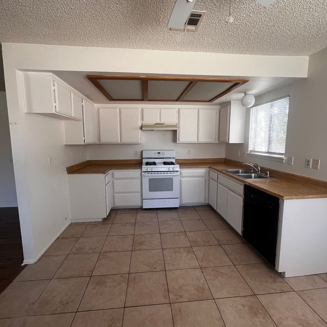 Hesperia Apartment: 13890 Juniper St