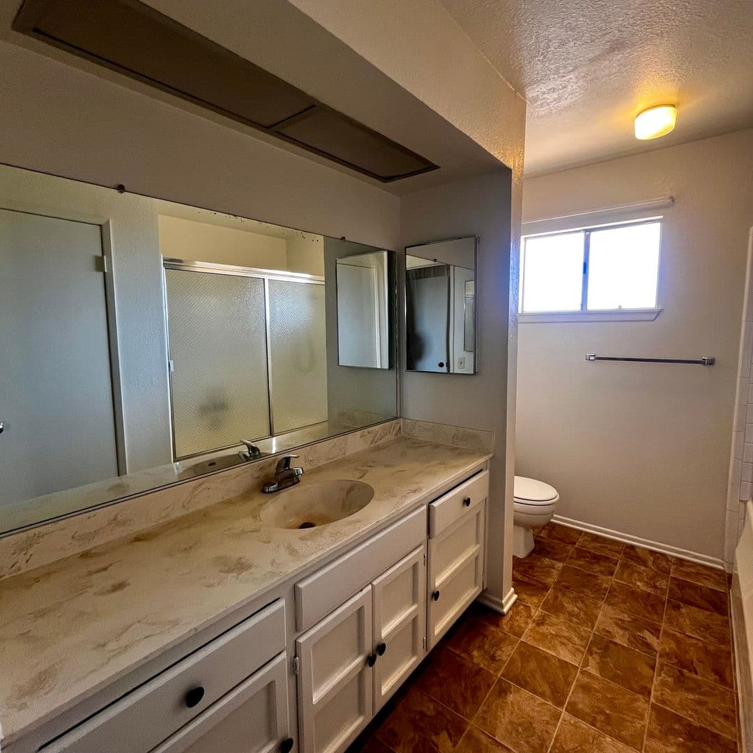 Victorville House: 13185 Rolling Ridge Dr