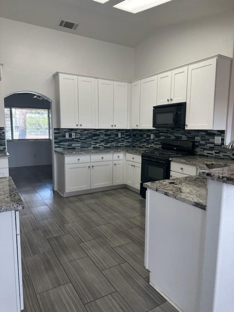 Apple Valley House: 12033 1/2 Locust Ln