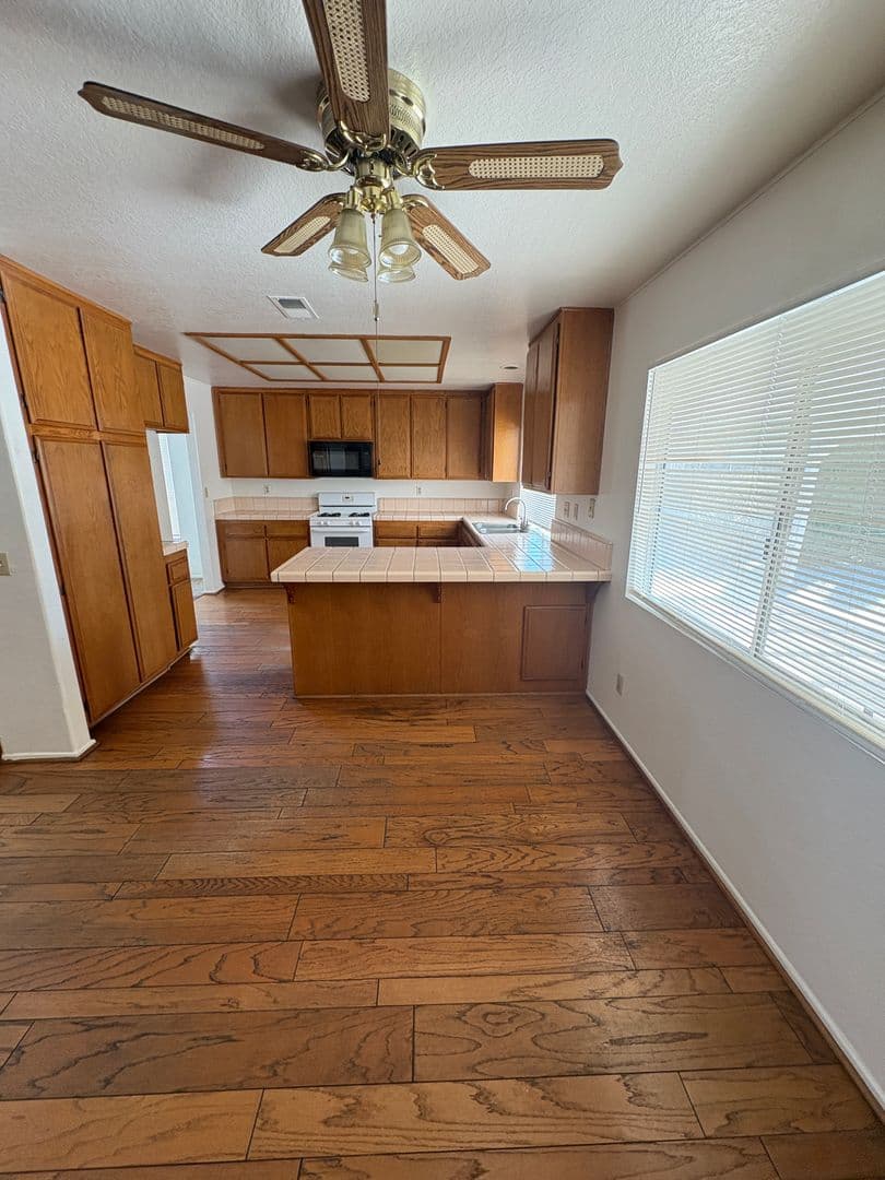 Victorville House: 14333 La Crescenta Ave