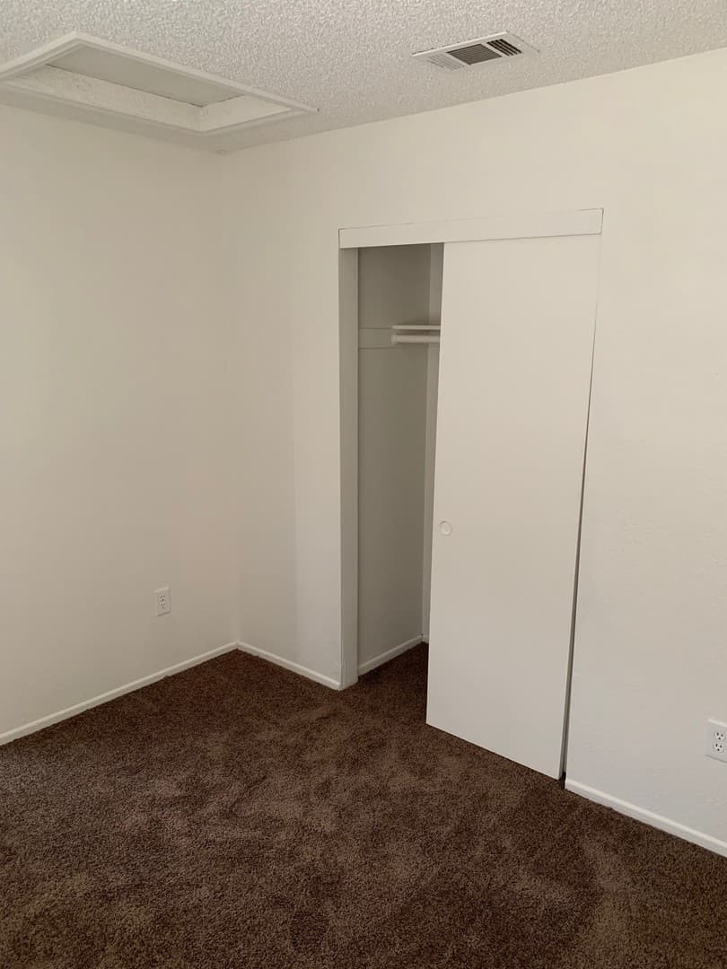 Apple Valley Apartment: 16221 Apple Valley Rd