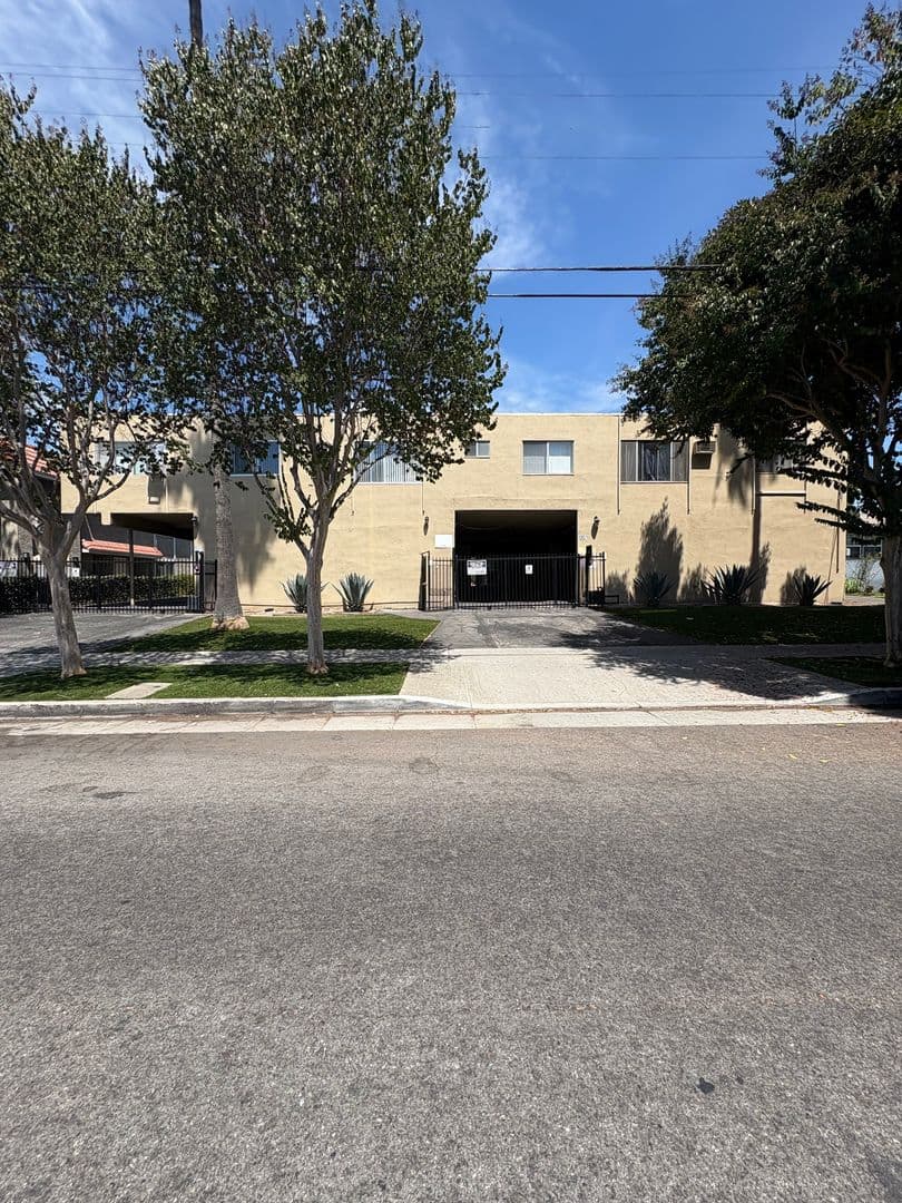 Alhambra Apartment: 225 W. Palmetto Dr