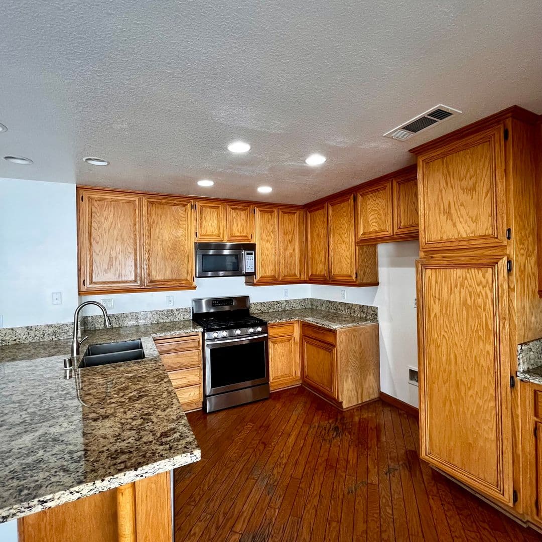 Victorville House: 14368 Via Puente