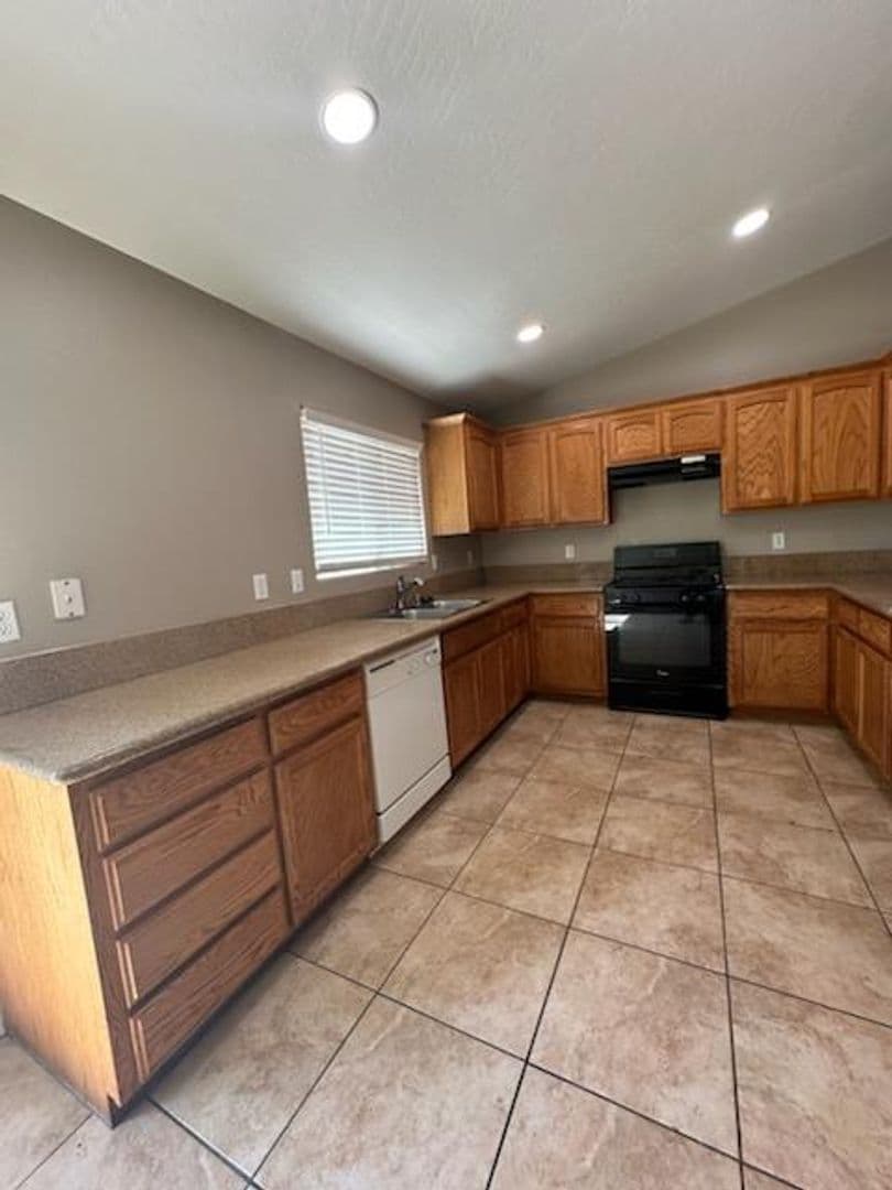 Hesperia House: 17789 Chestnut St