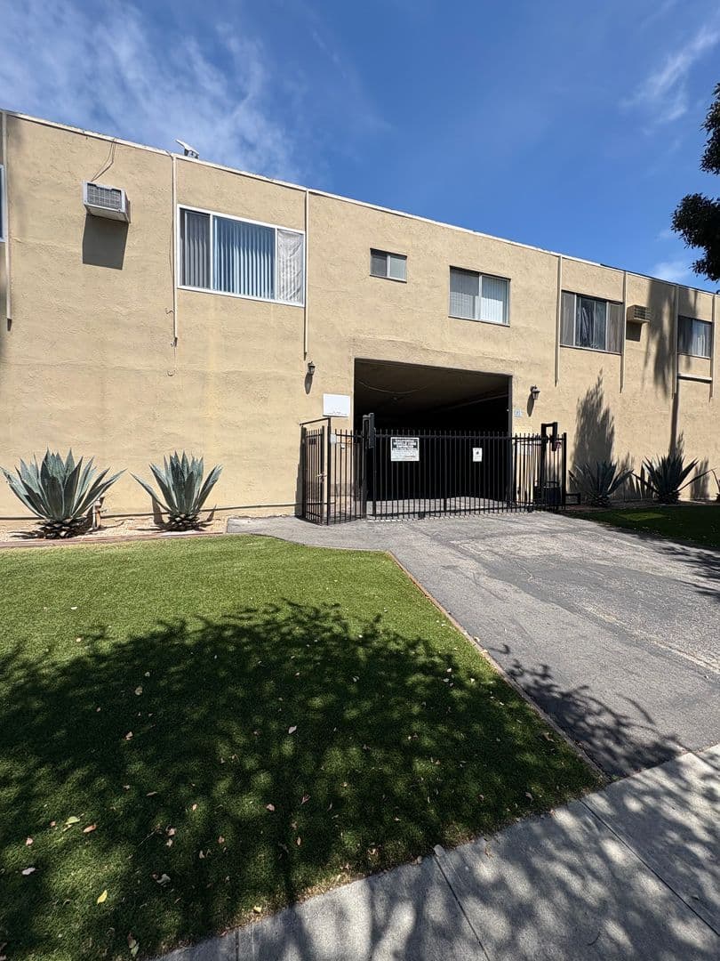 Alhambra Apartment: 225 W. Palmetto Dr
