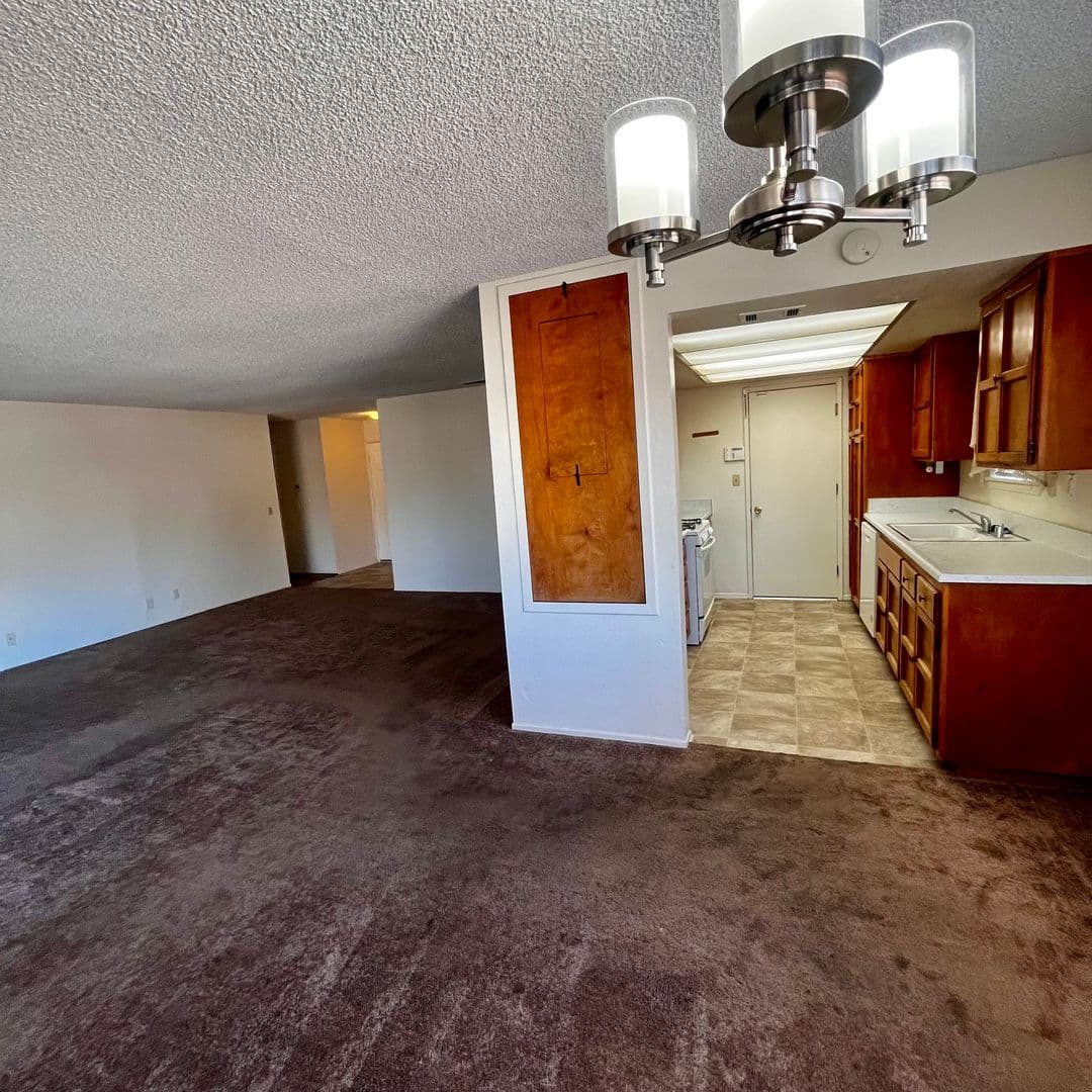Victorville House: 13185 Rolling Ridge Dr