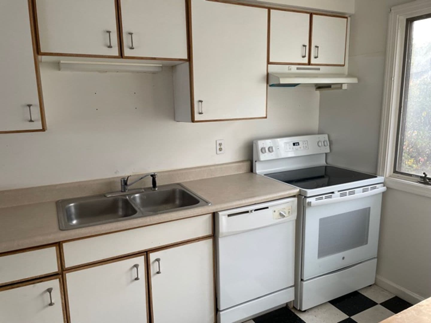 Holyoke Apartment: 101-150 Saint Kolbe Drive