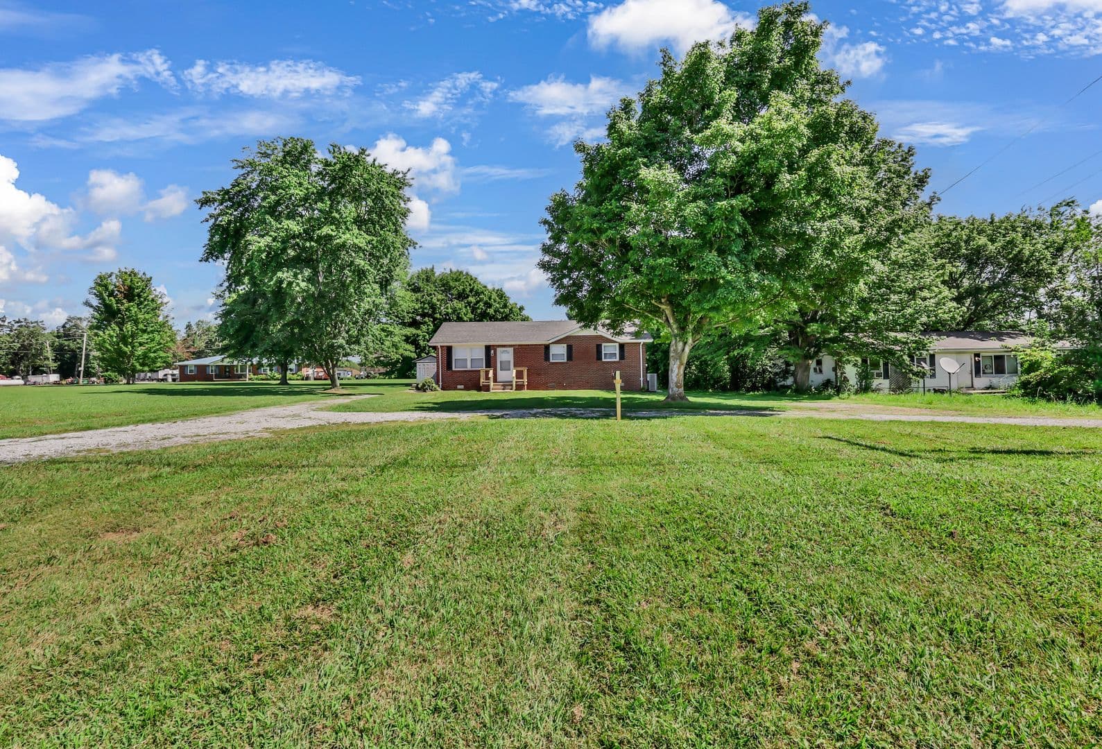 Dover House: 2459 Highway 79