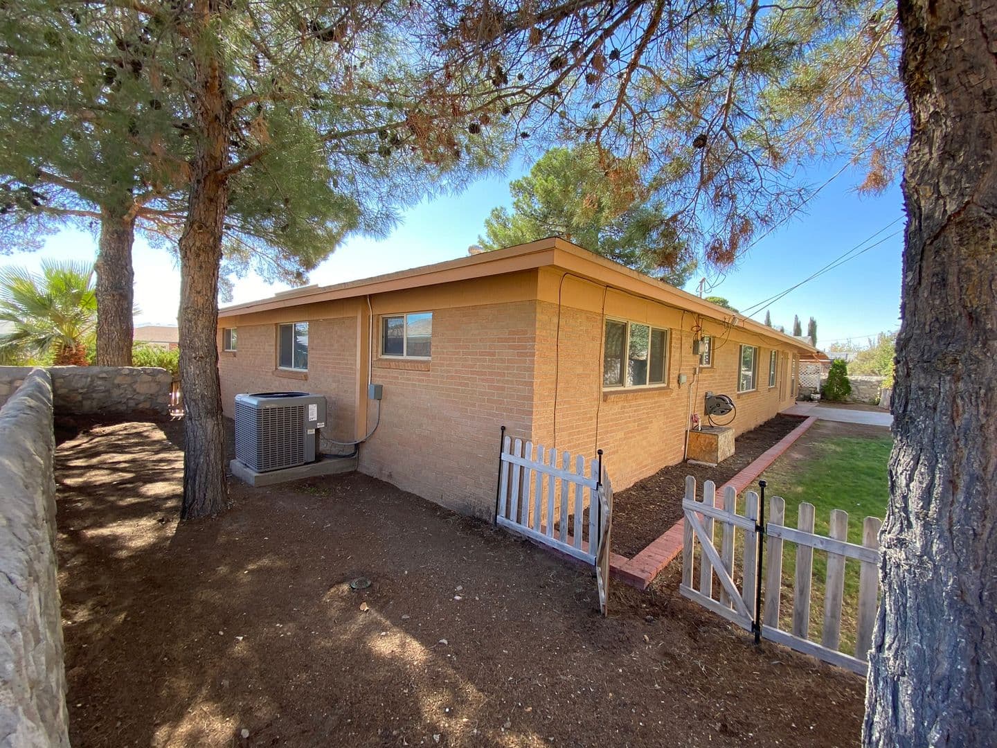 El Paso House: 783 De Leon Dr.