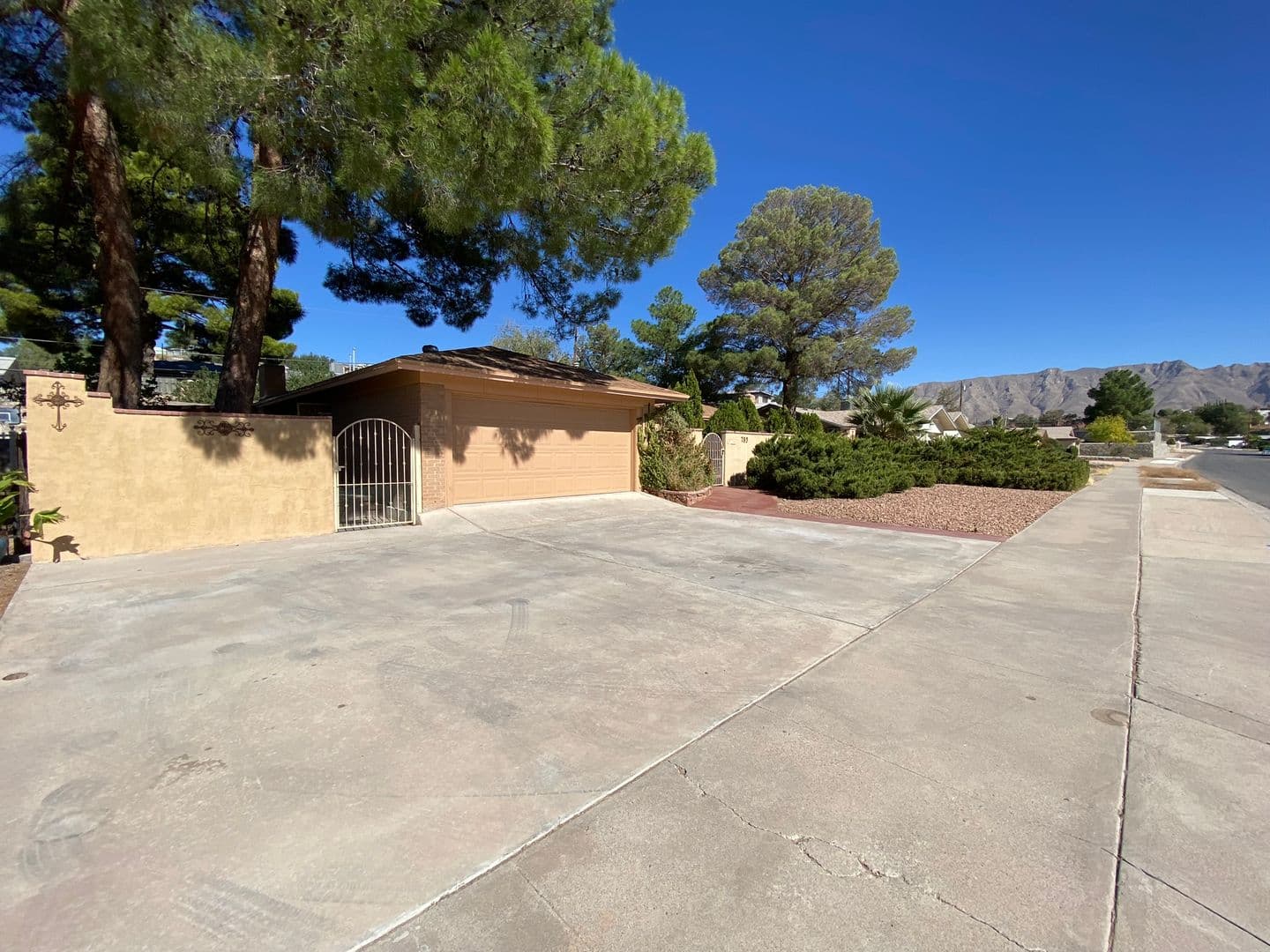 El Paso House: 783 De Leon Dr.