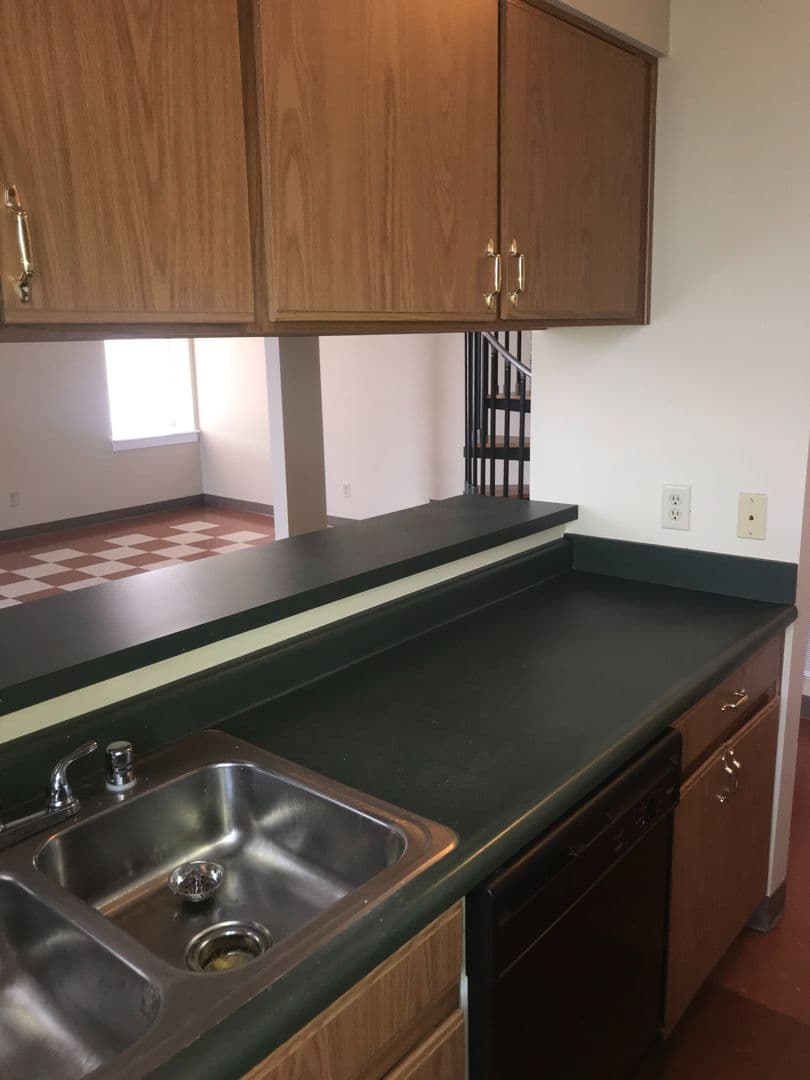 Louisville Apartment: 701 W. Oak St
