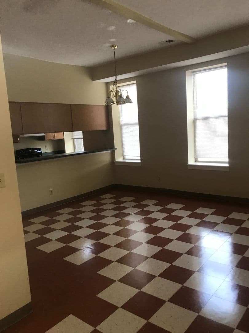 Louisville Apartment: 701 W. Oak St