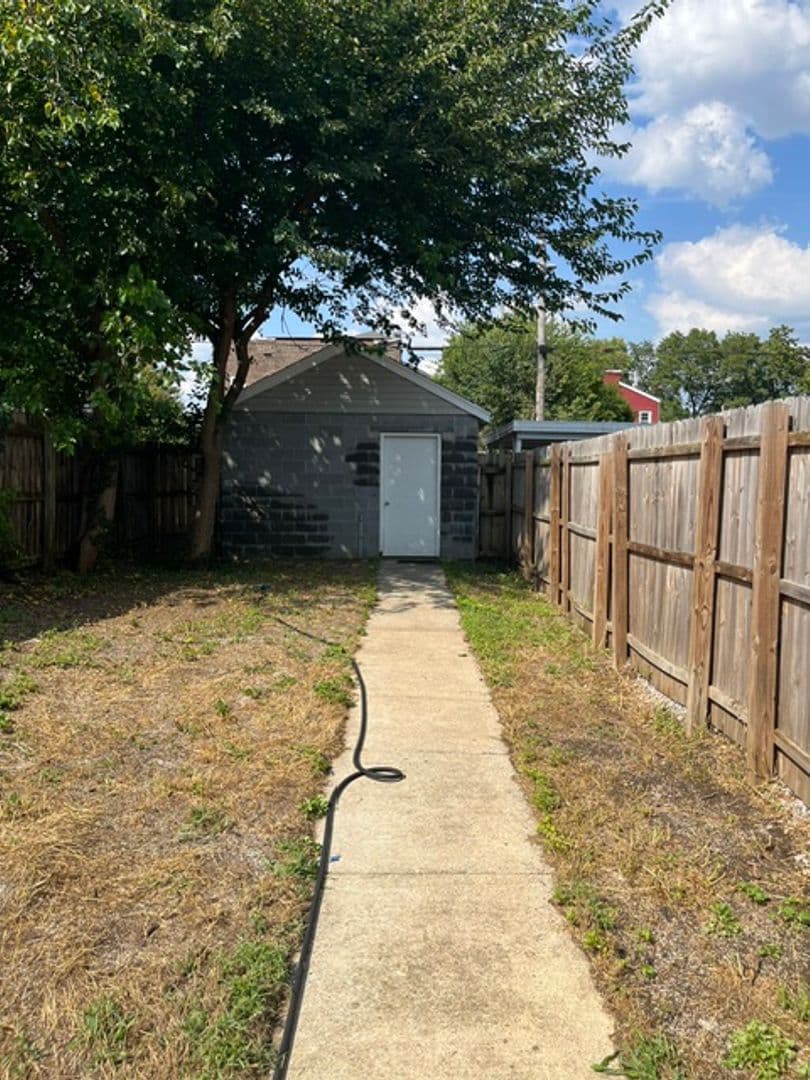 Louisville House: 911 East Madison