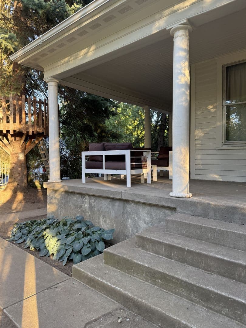 Coeur d' Alene House: 420 E. Montana Ave.