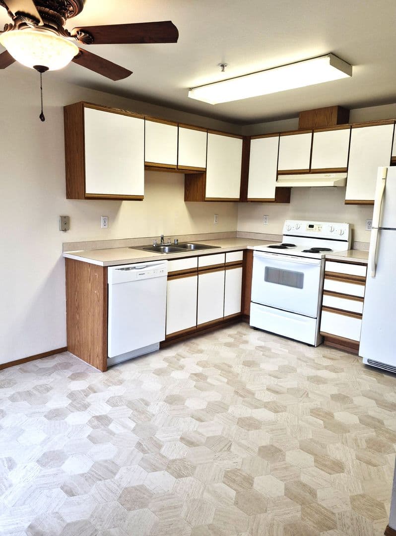 Bonney Lake Apartment: 9006 Main St E