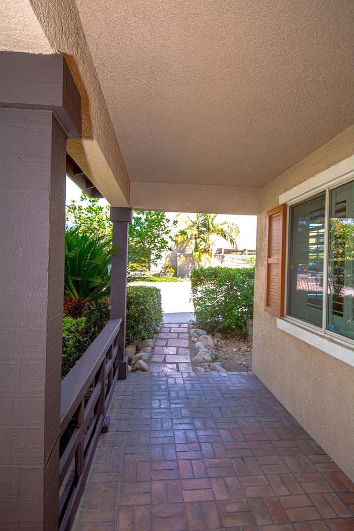 Fontana House: 7237 Oak Tree Place