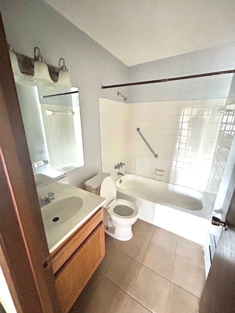 St. Paul Apartment: 400 Dewey St