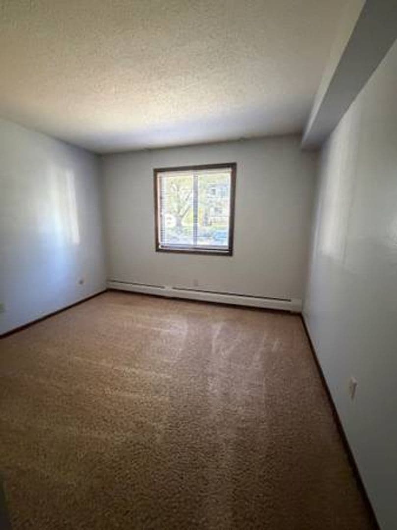 St. Paul Apartment: 400 Dewey St