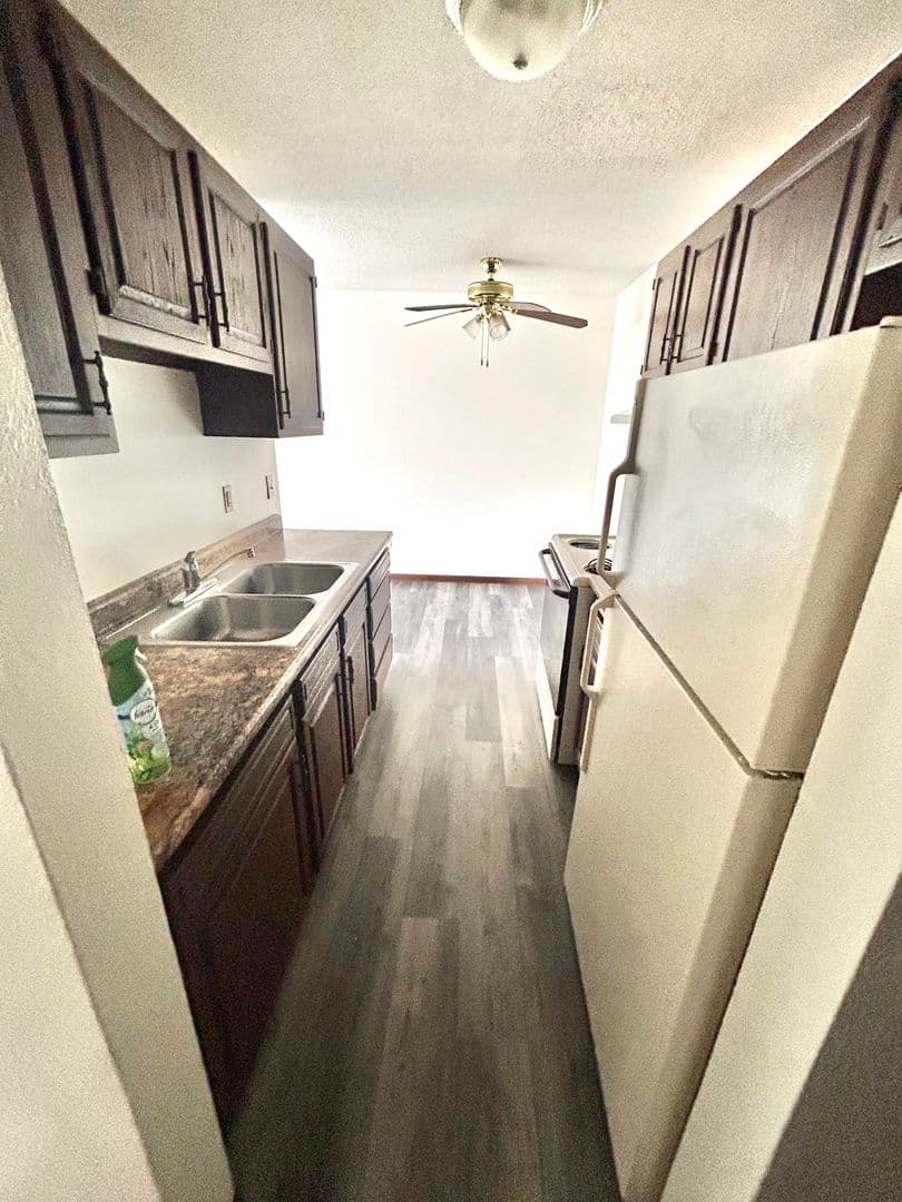St. Paul Apartment: 400 Dewey St