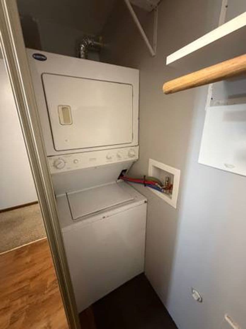 St. Paul Apartment: 400 Dewey St