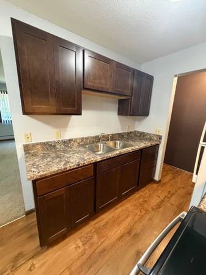 St. Paul Apartment: 400 Dewey St
