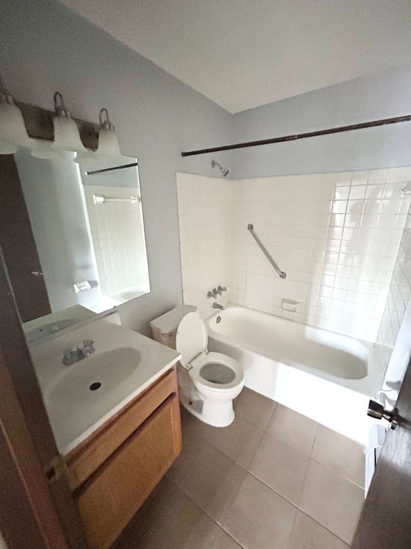 St. Paul Apartment: 400 Dewey St
