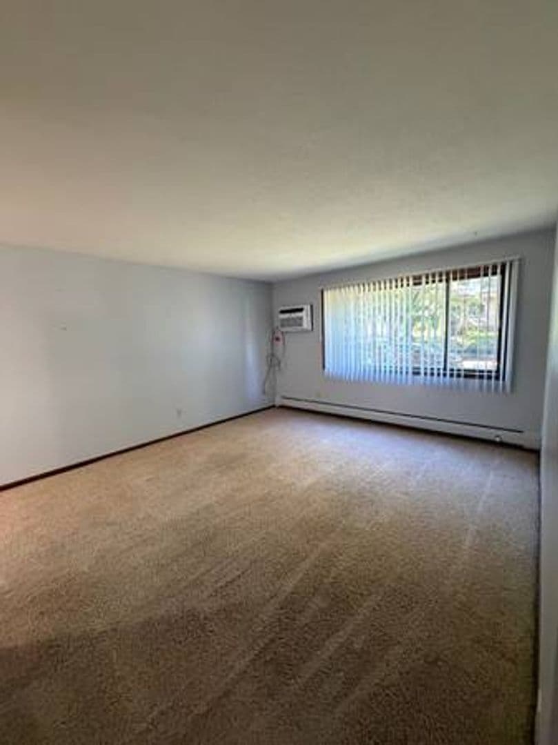 St. Paul Apartment: 400 Dewey St