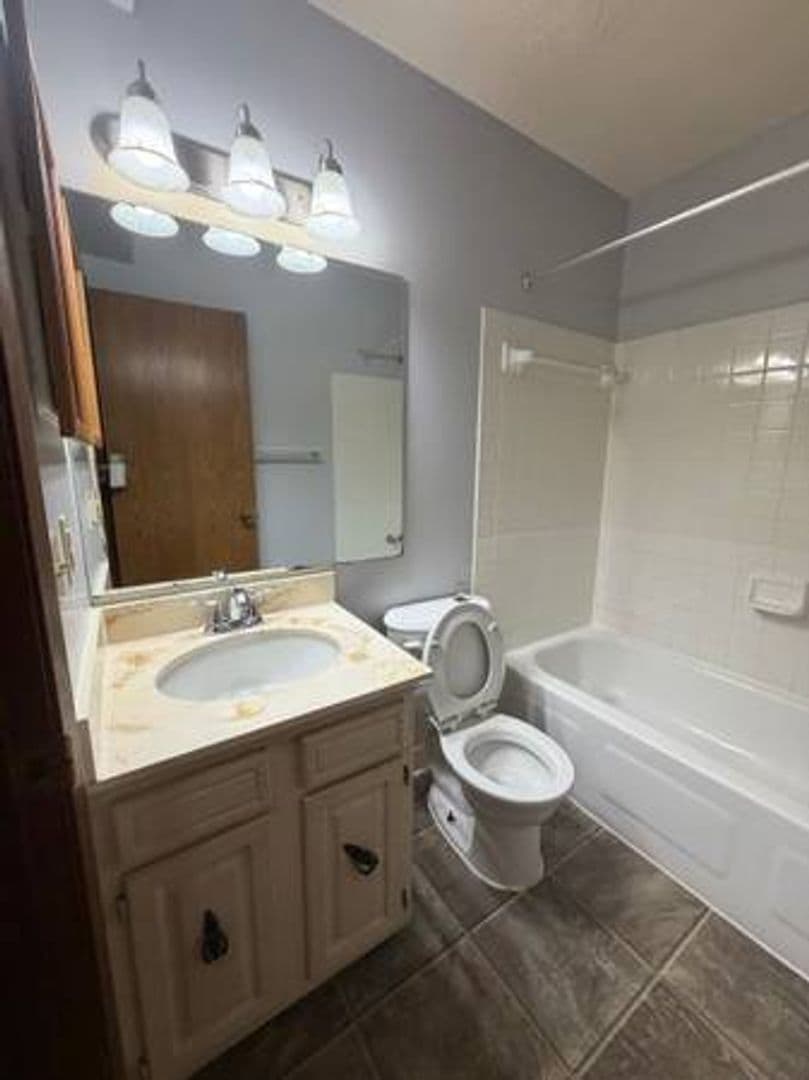 St. Paul Apartment: 400 Dewey St
