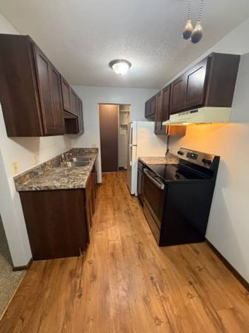 St. Paul Apartment: 400 Dewey St