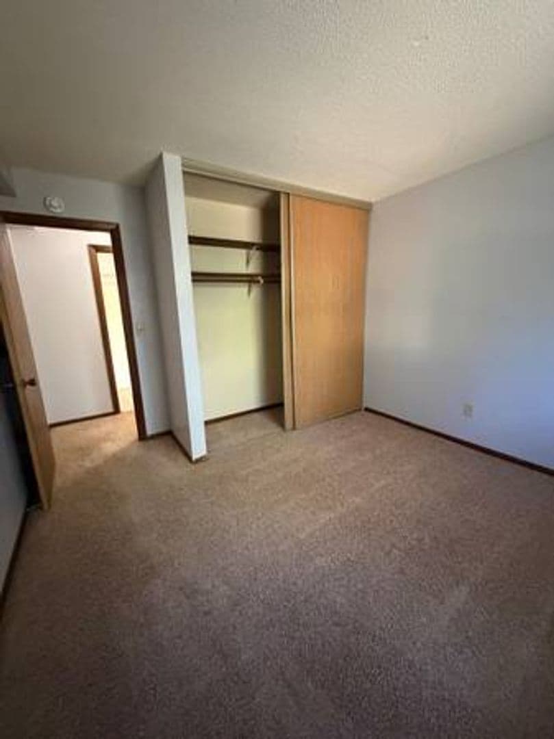St. Paul Apartment: 400 Dewey St