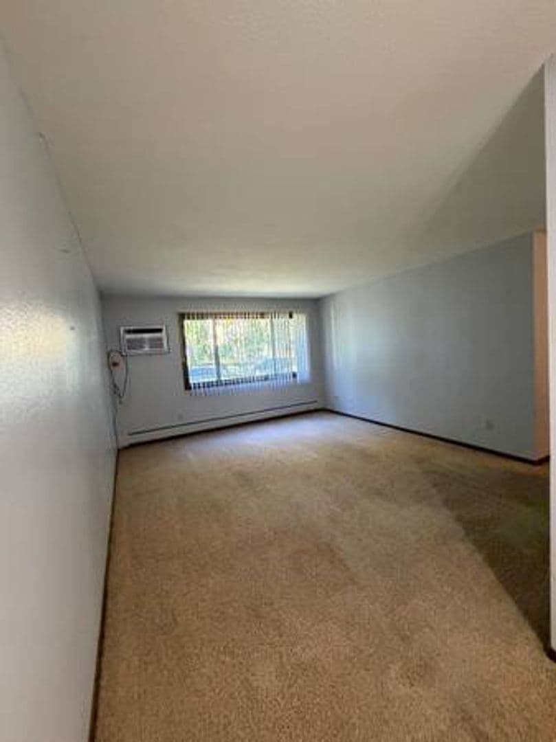 St. Paul Apartment: 400 Dewey St