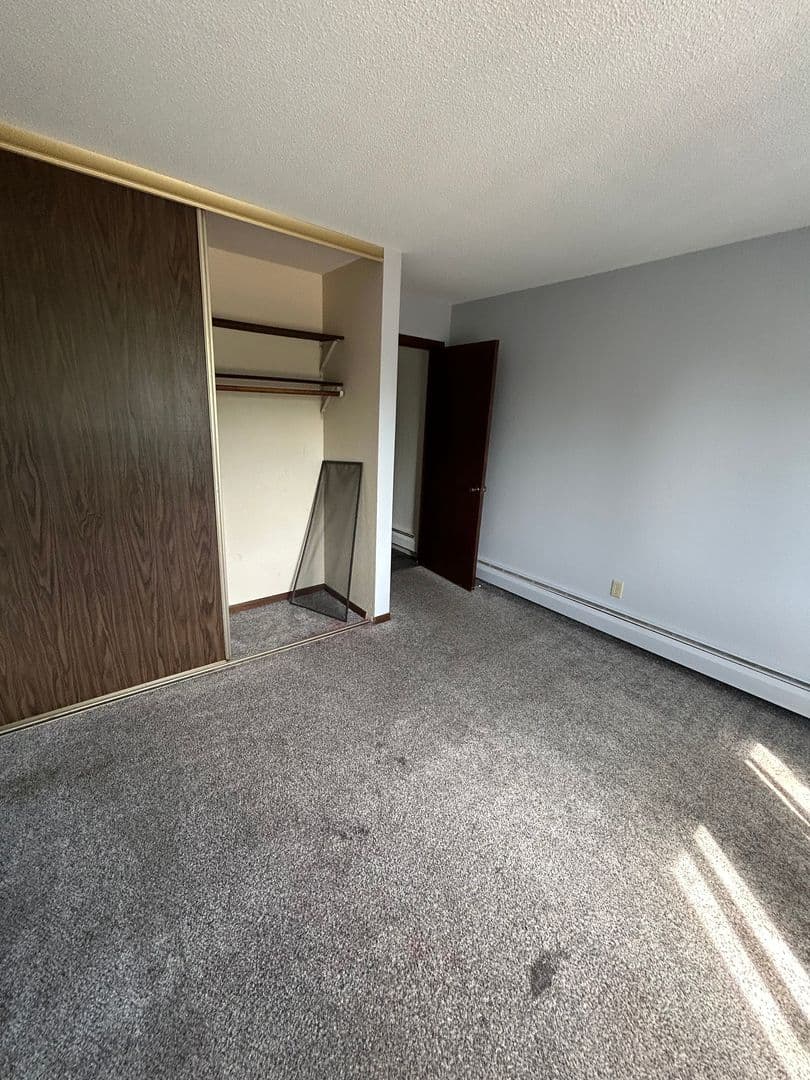 St. Paul Apartment: 400 Dewey St
