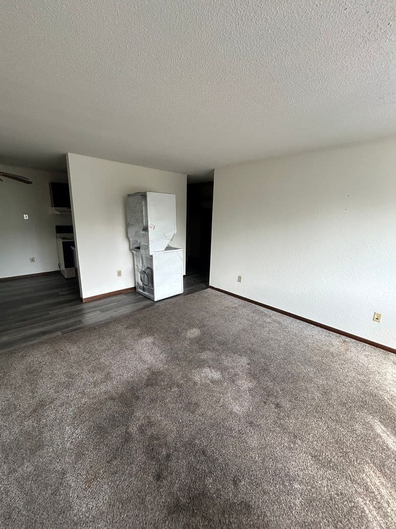 St. Paul Apartment: 400 Dewey St