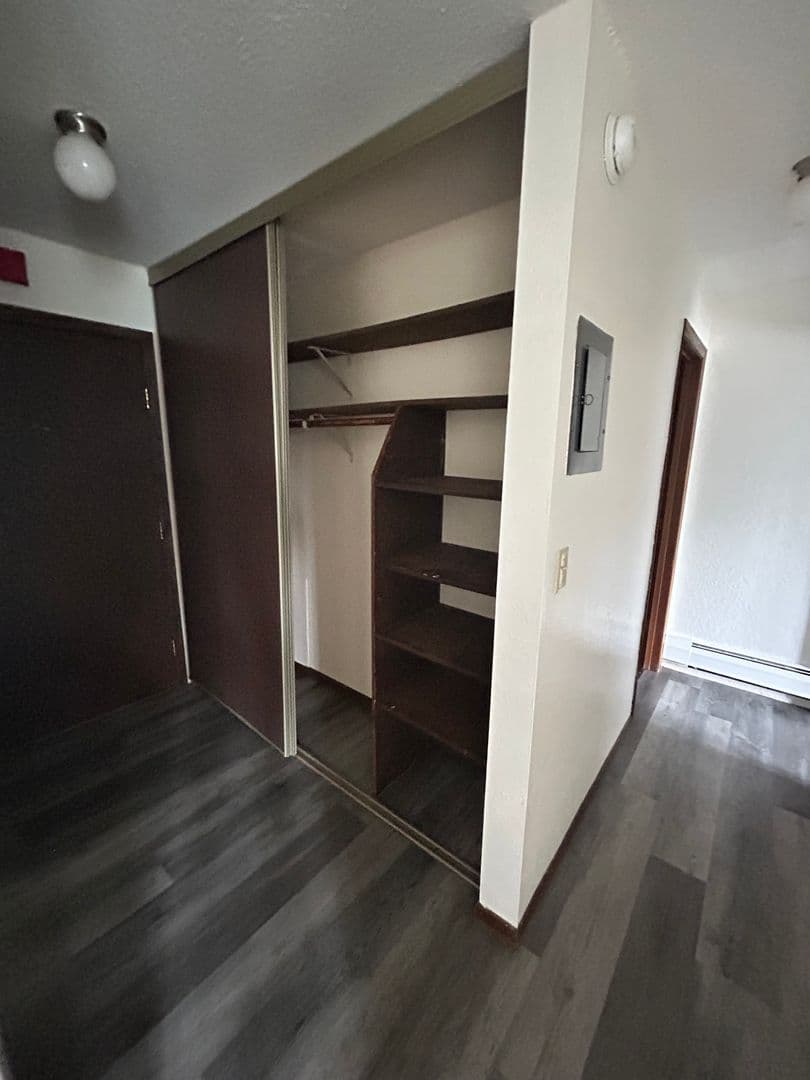 St. Paul Apartment: 400 Dewey St