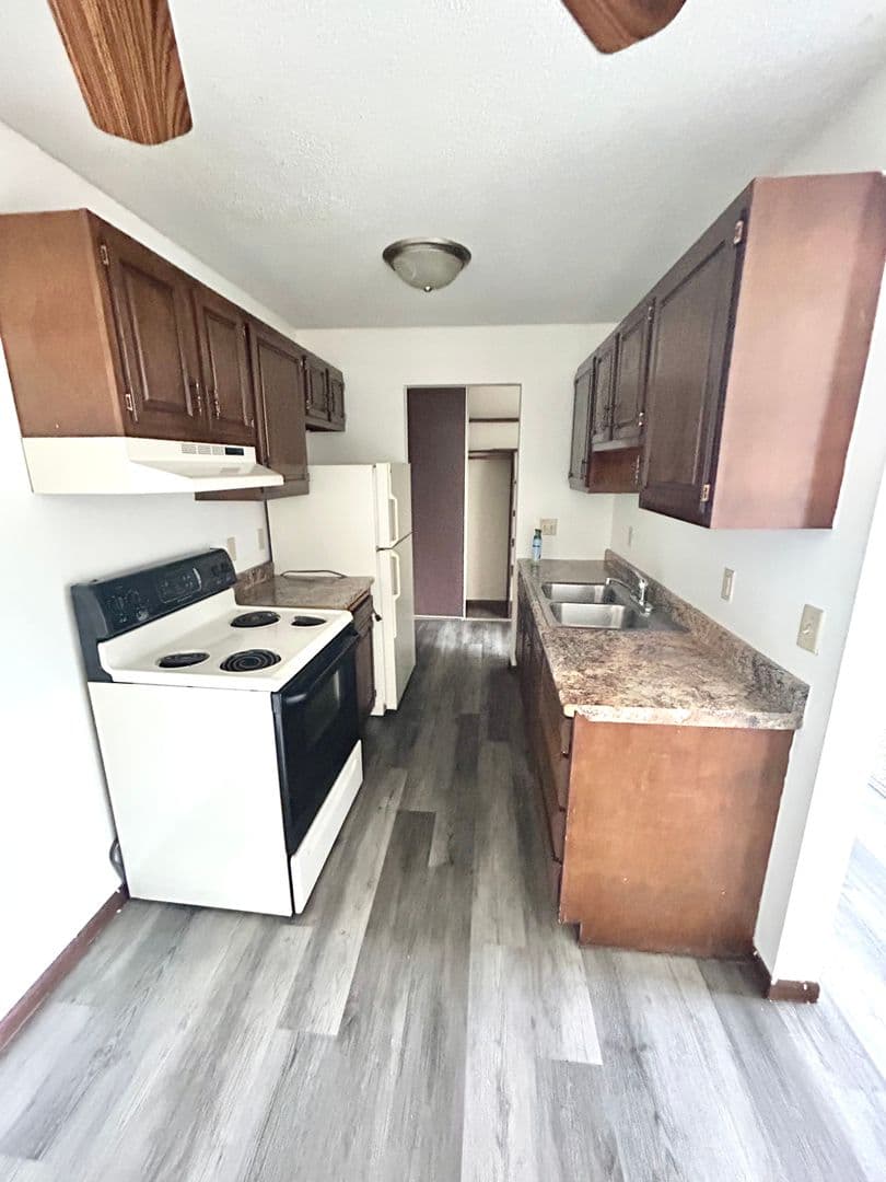 St. Paul Apartment: 400 Dewey St