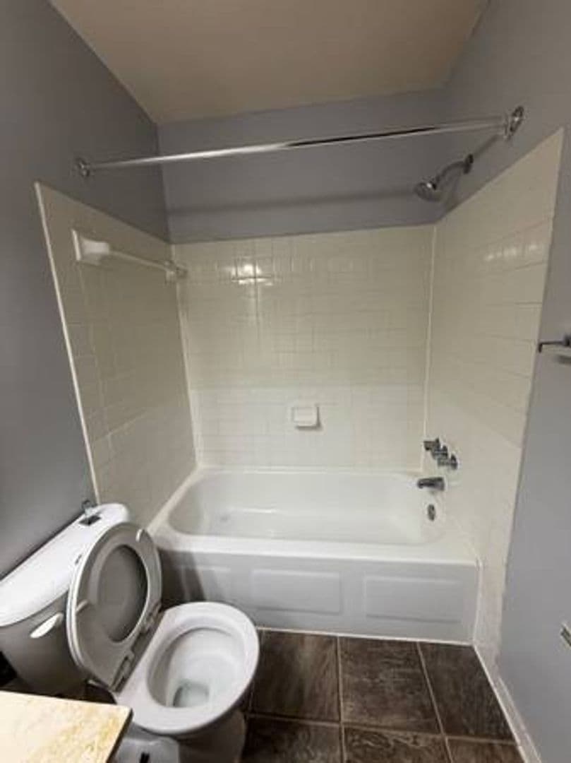 St. Paul Apartment: 400 Dewey St