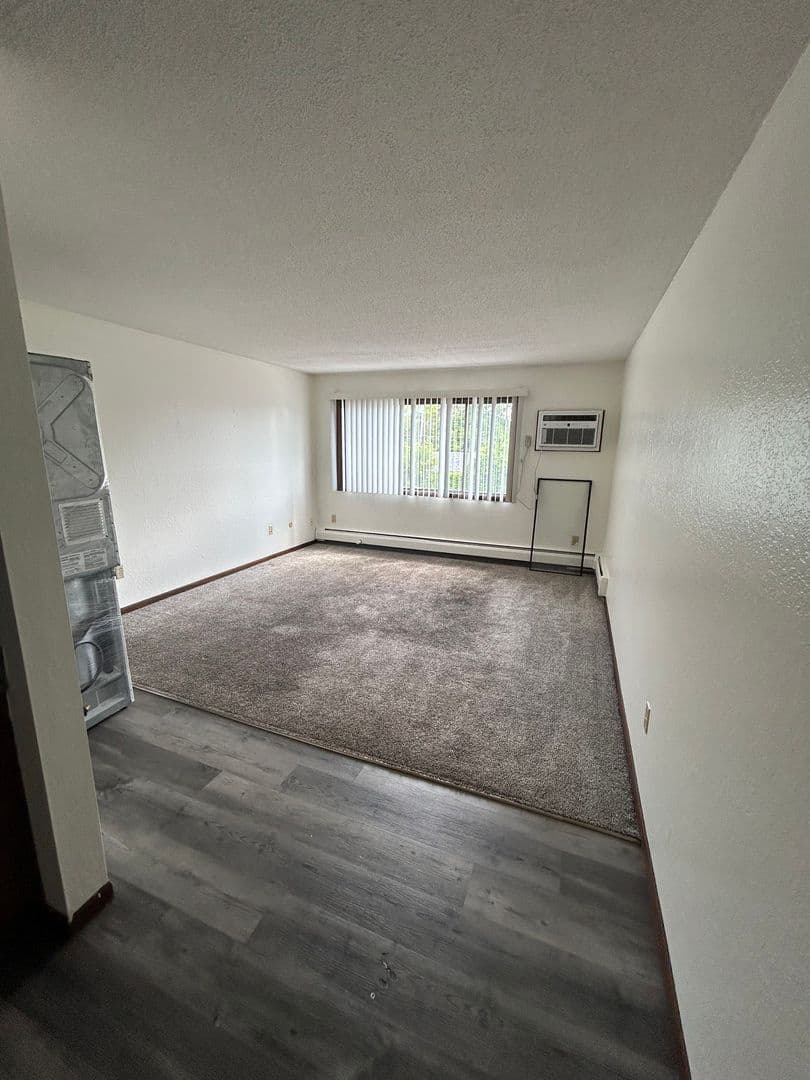 St. Paul Apartment: 400 Dewey St