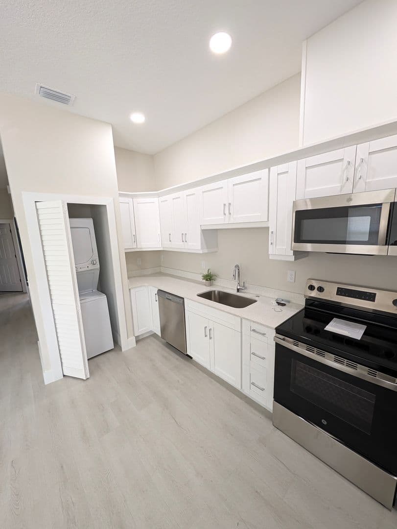 Tampa Apartment: 6925 E. 21st Ave
