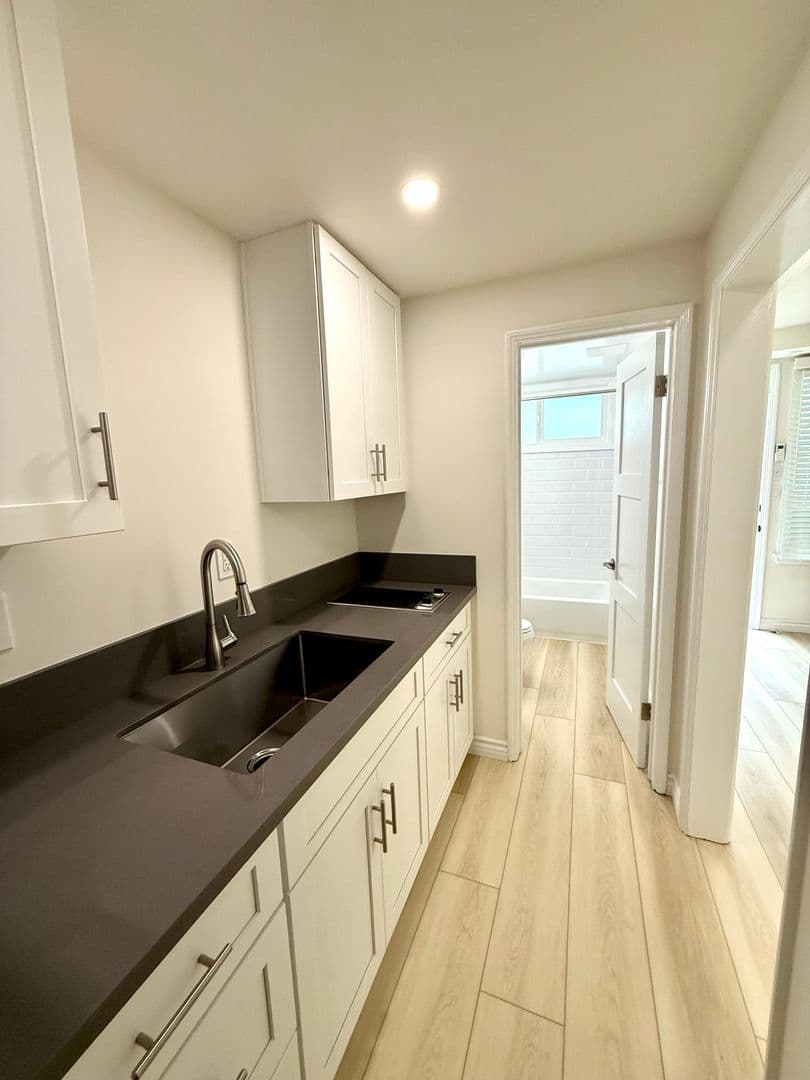 Los Angeles Apartment: 10340-84 Bellwood Ave.