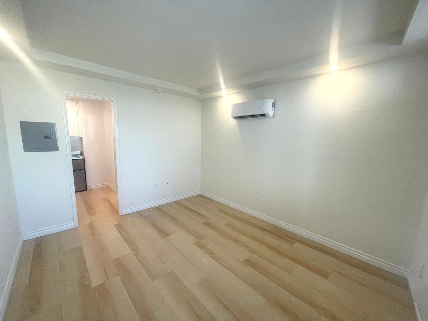 Los Angeles Apartment: 10340-84 Bellwood Ave.