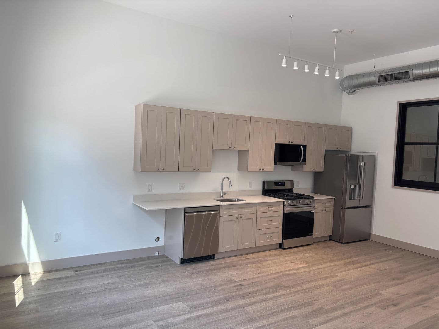 Easton Apartment: 684 Northampton Street