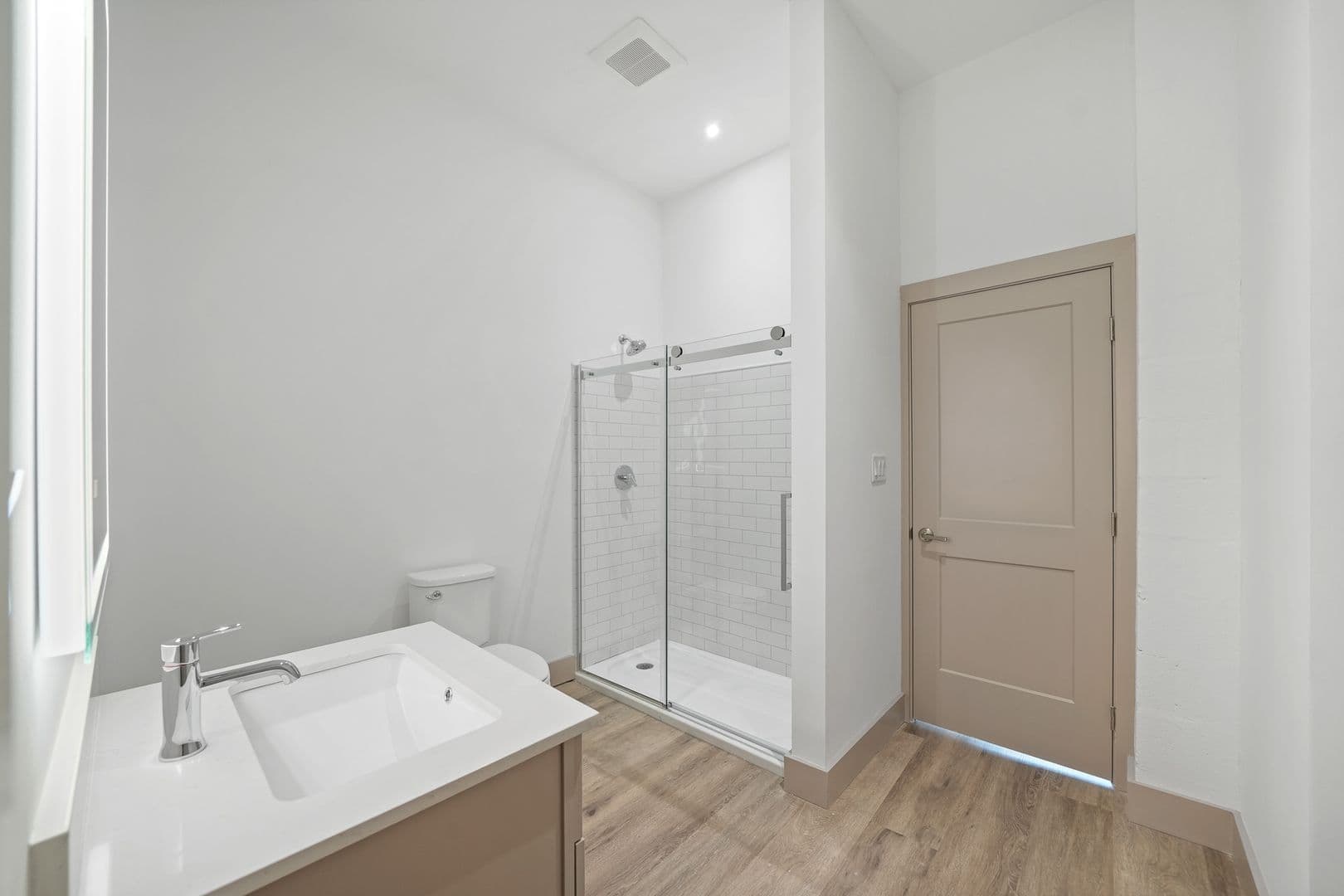 Easton Apartment: 684 Northampton Street