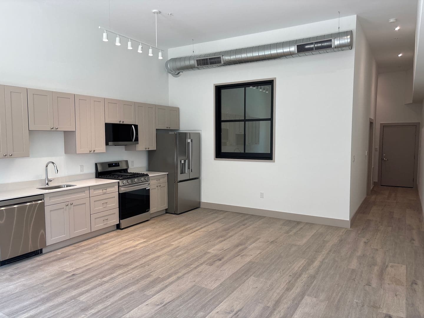 Easton Apartment: 684 Northampton Street