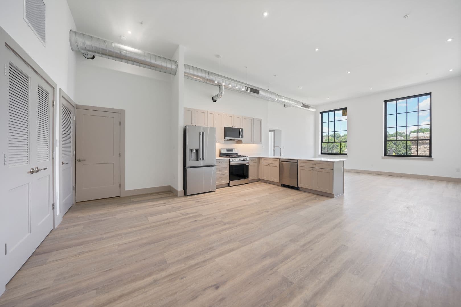 Easton Apartment: 684 Northampton Street