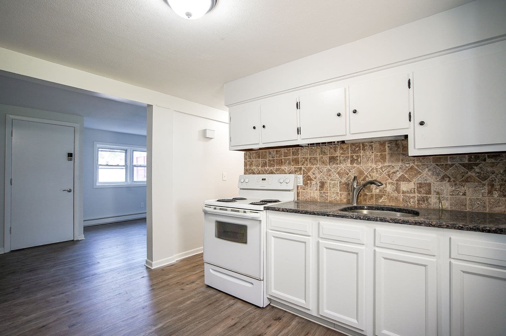 Agawam Apartment: 98 N Alhambra Cir+